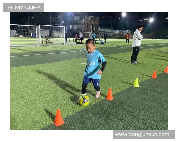 孩子们快乐模仿足球球星展现童真风采与运动激情魅力