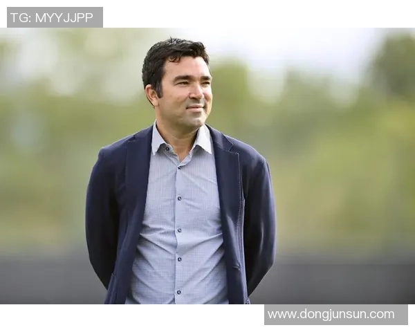 足球历史十大传奇球员全景解析与精彩瞬间回顾