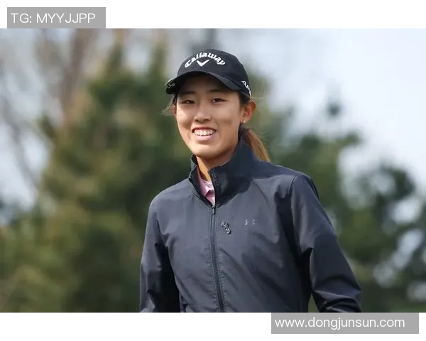 足球巨星与魅力美女共谱梦想篇章引领时尚潮流与球场风采并驾齐驱